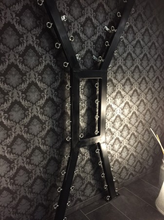 BDSM Mietstudio in Essen - Chambre Violette - Ausstattung - Andreaskreuz