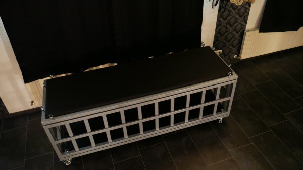 BDSM Mietstudio in Essen - Chambre Violette - Ausstattung - Liegekäfig