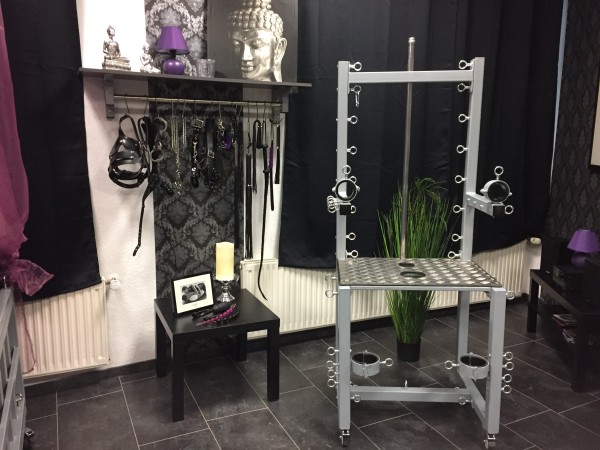BDSM Mietstudio in Essen - Chambre Violette - Ausstattung -Fesselstuhl